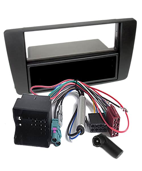 Steuergerät für Autoradioumbau mit Kabelbaum und Rahmen.