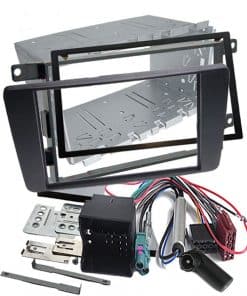 Ausstattung für Autoradio-Einbau, inklusive Rahmen, Kabel und Befestigungskomponenten.