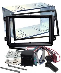Individuelles Radioeinbau Set für Fahrzeug mit Rahmen und Kabelsatz.