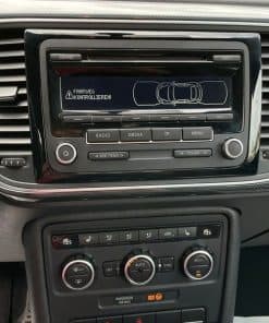 Fahrzeugdisplay mit Parkassistent und Kameraanzeige, Mittelkonsole eines Autos, Innenraum.