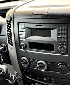 Gepardeter radioeinbau in LKW, Nutzfahrzeug, professionelle Fahrzeugaudiosysteme.