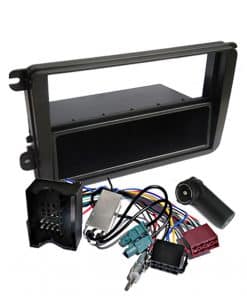 Autoinneraum Radioeinbau DIN Einbauschacht mit Kabelbaum und Adapter.