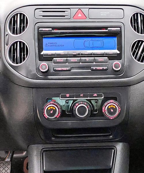 Modernes Autoradio mit Displays und Bedienelementen im Fahrzeuginnendesign.