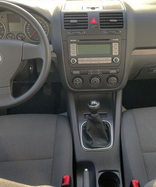 Hochwertiges Auto-Infotainmentsystem mit Navigationsdisplay und Bedienelementen.