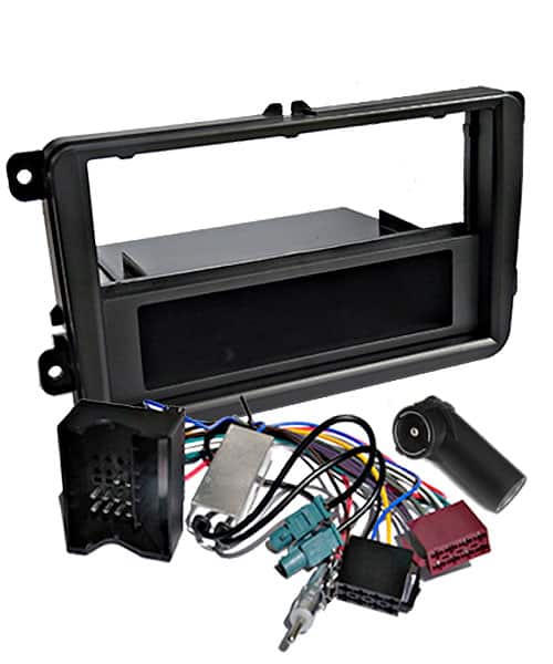 Benutzerdefinierte Radioschacht-Adapter mit Kabelbaum für Nachrüst-Autoradios.