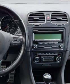 Kfz Radio Einbauzentrum: Professionelle Autoradio-Installation im Fahrzeug.