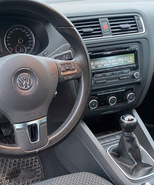 Fahrzeuginterior mit VW Lenkrad und Zentralbedienung, gutes Beispiel für Auto-Inneneinrichtung.