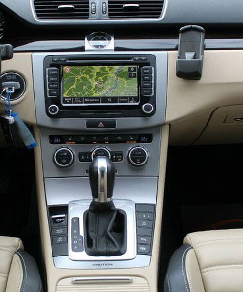 Innenraum Darstellung eines modernisierten Fahrzeug-Infotainmentsystems mit Navi, automatisch schaltbox und Smartphone-Halter.