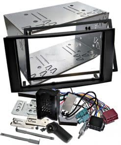 Einbaurahmen für Autoradio mit Kabelsatz und Montagezubehör, für Nachrüstungen im Fahrzeug.