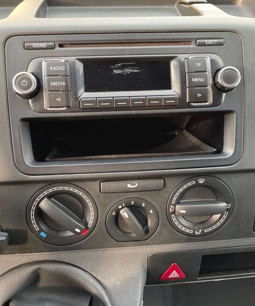 Hochwertige Auto Radioblende für kfz Radio Einbau, passende Befestigung, universell geeignet.