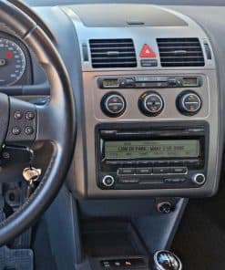 SATZ: Autoradio Einbauset in Original-Dashboard für VW Polo, mit Bedienelementen und Antennenanschluss.