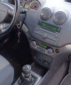 Hochwertiges Autoradio mit modernen Bedienelementen im Fahrzeugarmaturenbrett.