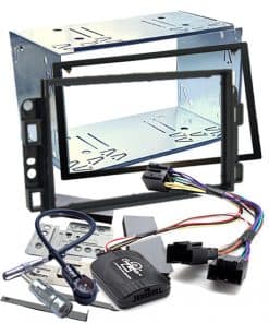 Leeres Doppel-DIN Radio Einbauset mit Anschlusskabeln und Montagezubehör.