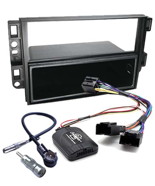 Automobil-Radio Einbaugerät mit Kabelsatz und Adapter für Nachrüstung.