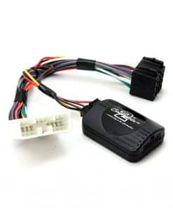 Steuergerät für Autoradio mit Kabelsatz.