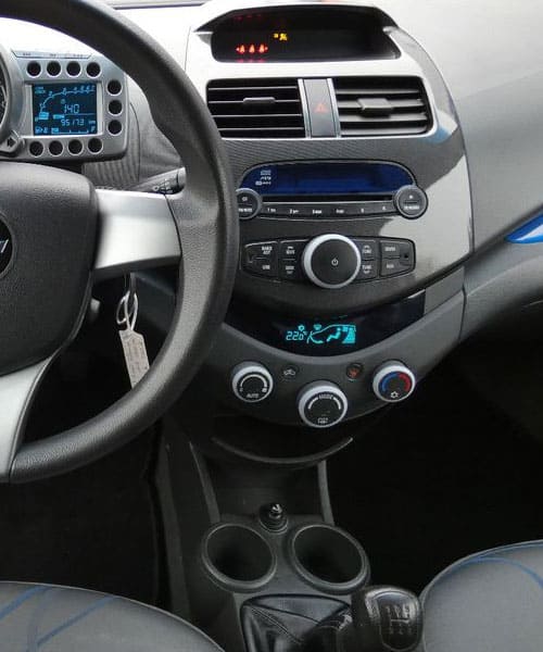 Hochwertiges Autoradio- und Armaturenbrett-Image in Fahrzeug-Innenraum.