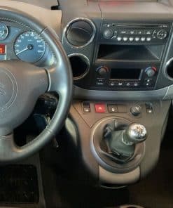 Schaltknauf und Armaturenbrett eines Nutzfahrzeugs, Innenaufnahme der Fahrzeugkonsole.