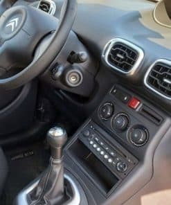 Modernes Armaturenbrett und Cockpit eines Autos mit Infotainment und Klimasteuerung.