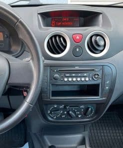 Fahrzeugarmaturenbrett mit Radio, Klimaanlage und Kontrolltasten.