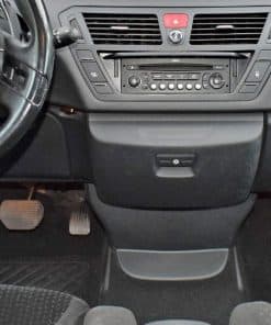 Hochwertiges Autoradio Einbauset im Armaturenbrett eines Autos.