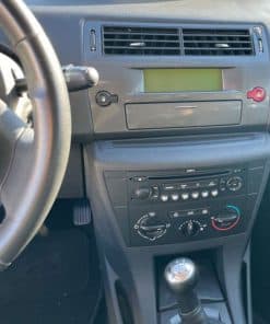 Hauptbildschirm und Steuerung im Auto, Fahrzeug-Innenraum für Autoradio- und Einbau.