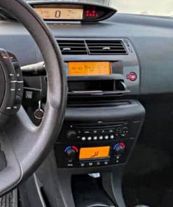 Hochwertiges Autoradio und Bedienelemente im Fahrzeug-Innenraum.