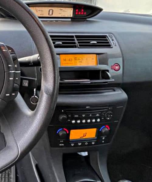 Hochwertiges Autoradio und Bedienelemente im Fahrzeug-Innenraum.