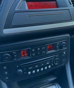 Temperaturregler und Klimaanlage im Fahrzeug, digital eingestellt auf 21°C. Zeigt Komfort und präzise Steuerung des Auto-Klimasystems.