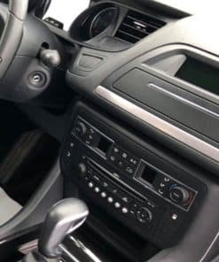 Hochwertiges Autoradio Einbau in Autoarmaturenbrett, präzise und professionell installiert.