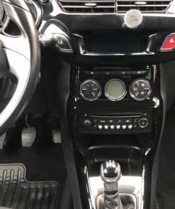 Klimabedieneinheit im Auto, zentraler Fahrzeugcockpitbereich.