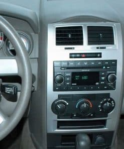 Hochwertiges Autoradio und Klimasteuerung im Armaturenbrett eines Autos.