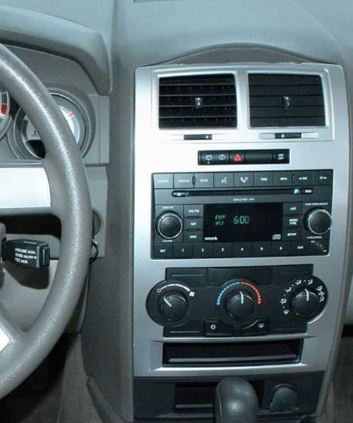 Hochwertiges Autoradio und Klimasteuerung im Armaturenbrett eines Autos.