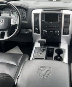 Hochwertiges Armaturenbrett eines Dodge-Fahrzeugs mit innovativem Infotainmentsystem.