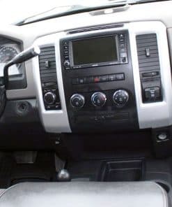 Hochwertiges Autoradio mit Touchscreen für Fahrzeugdashboard.