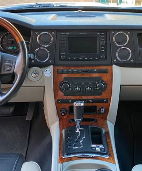 Hochwertiges Autoradio im Armaturenbrett mit Navigation und Touchscreen.