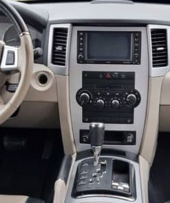 Hochwertiges Autoradio mit Touchscreen im Armaturenbrett eines Autos installiert.