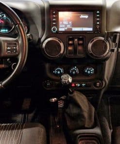 Modernes Autoradio im Jeep Interior.