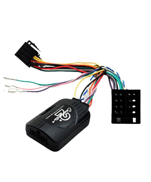 Steuergerät für Autoradio mit Kabelbaum, Fahrzeug-Adapter, Multimedia-Integration.