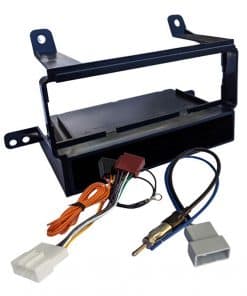 2. Passendes Radioschacht-Adapterrahmen für den Einbau im Fahrzeug.