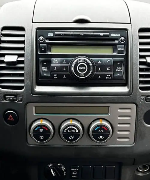 Hochwertiges Autoradio- und Navigationssystem für den Fahrzeug-Innraum. Perfekte Integration und einfache Bedienung.