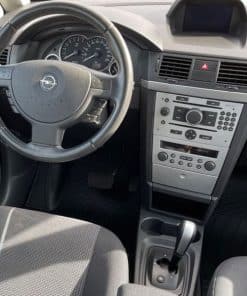 Opel Lenkrad und Armaturenbrett mit Radioeinbaumöglichkeit, Innenraum eines Fahrzeugs.