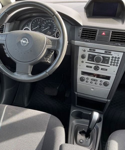 Opel Lenkrad und Armaturenbrett mit Radioeinbaumöglichkeit, Innenraum eines Fahrzeugs.