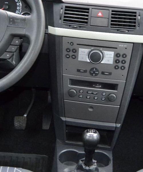 Hauptbildschirm- und Bedienelemente eines Autos, Mittelkonsole mit Radio und Steuerung.