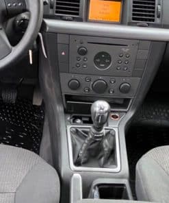 Hochwertiger Autoradio-Einbausatz im Zigarettenanzünderbereich.