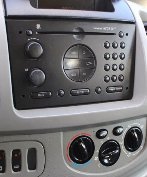 Hauptbildschirm Audi Autoradio mit Bedienelementen für Navigation und Medien.