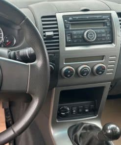 Hochwertiges Autoradio Einbauset im Fahrzeug Innenraum.