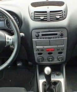 Hauptbildschirm im Innenraum eines Autos mit Radio und Steuerungselementen.