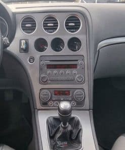 Innenraum eines Autos mit aftermarket Radio- und Klimasteuerung, Blick auf das Armaturenbrett.