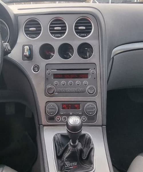 Innenraum eines Autos mit aftermarket Radio- und Klimasteuerung, Blick auf das Armaturenbrett.