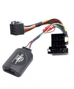 Schlanker Auto-Adapter mit zahlreichen Kabelverbindungen für Autoradios.